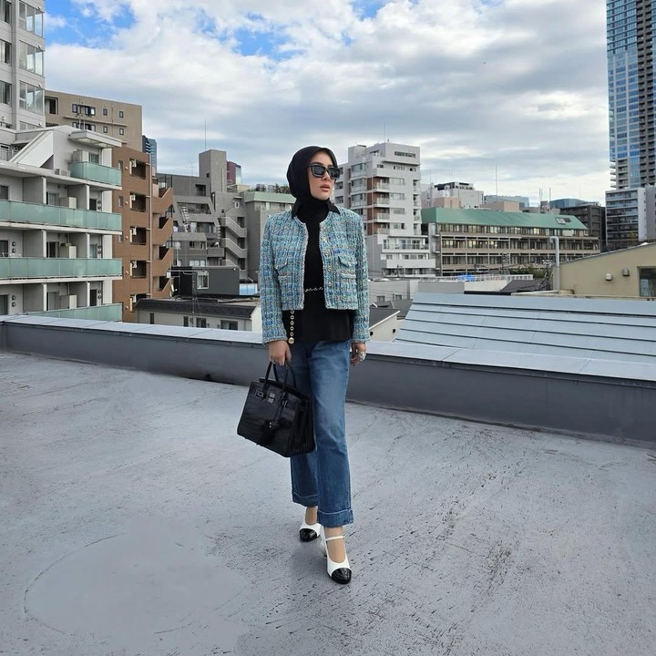 <p>Syahrini dikenal sebagai salah satu artis Indonesia yang sering tampil dengan gaya glamor dan modis. Ia tak pernah gagal menghadirkan inspirasi <em>fashion</em> yang berkelas, Bunda. (Foto: Instagram @princessyahrini)</p>
