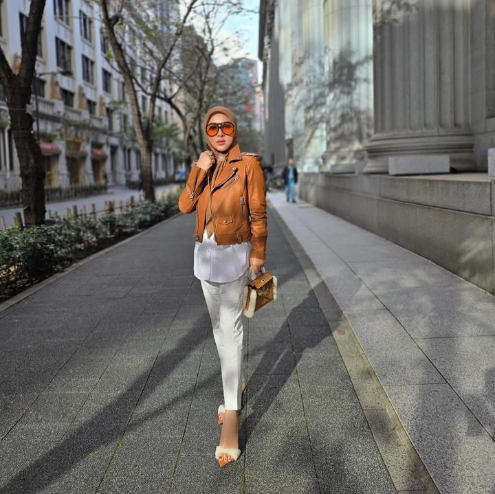 <p>Hal tersebut diketahui langsung melalui berbagai <em>postingan</em> di akun Instagram pribadinya. Perempuan 45 tahun ini cukup sering mengunggah foto dengan menampilkan <em>outfit out the day</em> (OOTD).&nbsp;(Foto: Instagram @princessyahrini)</p>