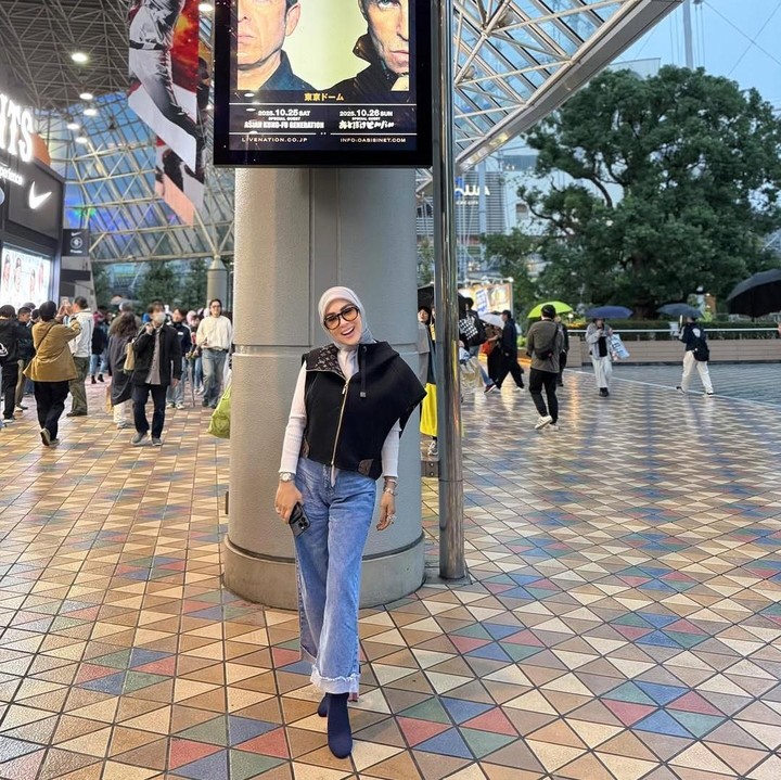 <p>Bunda berhijab yang ingin nonton konser, mungkin dapat mengikuti gaya berpakaian Syahrini yang satu ini. Kali ini, Syahrini tampil keren menggunakan <em>vest</em> berwarna hitam dan celana jeans saat menemani sang suami, Reino Barack nonton konser OASIS baru-baru ini.&nbsp;(Foto: Instagram @princessyahrini)</p>