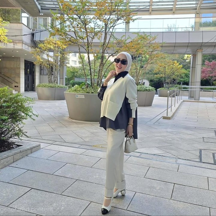 <p>Foto <em>outfit</em>-nya selalu menjadi sorotan dan menjadi referensi bagi para penggemar mode. Misalnya saja, seperti foto berikut, Syahrini memilih gaya <em>clean outfit</em> saat menyusuri kota Tokyo, Jepang. Penampilannya ini memiliki sentuhan paduan warna hitam dan <em>broken white</em>, mulai dari hijab hingga heels yang digunakan. &ldquo;Hanya Cuaca yang Indah di Tokyo,&rdquo; tulis Syahrini, dikutip dari laman Instagram <em>@princessyahrini,</em> Jumat (7/11/2025).&nbsp; (Foto: Instagram @princessyahrini)</p>