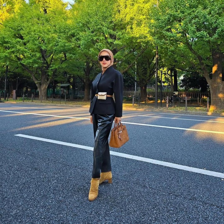 <p>Penampilannya itu kerap menuai komentar netizen. Bukan hanya soal <em>outfit,</em> melainkan juga postur tubuhnya yang terlihat langsing setelah punya anak. &ldquo;Kurus banget incess kayak ABG asli,&rdquo; tulis akun <em>@dye****.</em> &ldquo;ihh langsinggg gemesss teteh,&rdquo; tulis akun <em>@pipitdj****.&nbsp;</em>(Foto: Instagram @princessyahrini)</p>