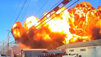 Detik-detik Pesawat Kargo UPS Jatuh di Kentucky Terekam Kamera Mobil