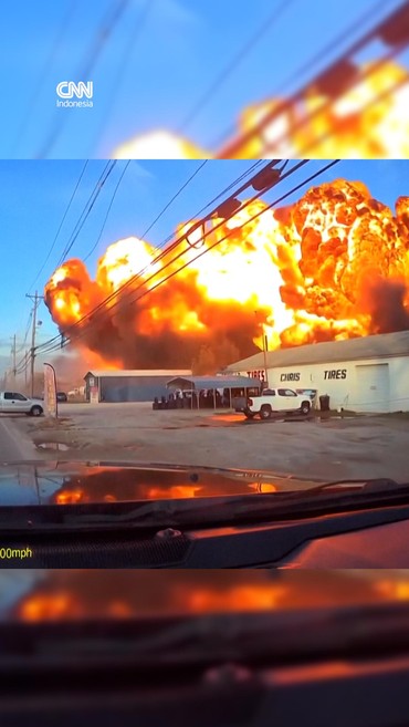 Detik-detik Pesawat Kargo UPS Jatuh di Kentucky Terekam Kamera Mobil