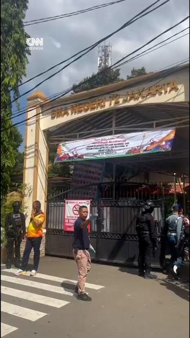 Detik-detik usai Ledakan di SMA 72 Kelapa Gading Jakut