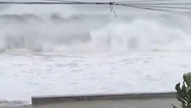 Penampakan Ombak Besar Terjang Vietnam Sebelum Topan Kalmaegi Melanda