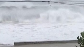 Penampakan Ombak Besar Terjang Vietnam Sebelum Topan Kalmaegi Melanda