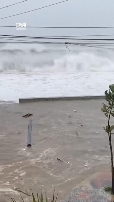 Penampakan Ombak Besar Terjang Vietnam Sebelum Topan Kalmaegi Melanda