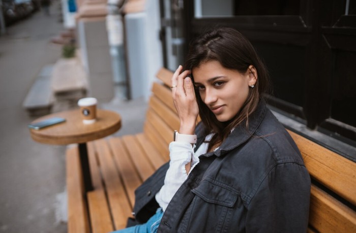 Virgo adalah tipe yang lebih suka berada di balik layar dan tidak mencari perhatian. Mereka cenderung pemalu di situasi baru hingga benar-benar merasa nyaman./ Foto: freepik.com/teksomolika