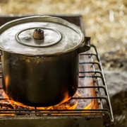 5 Cara Membersihkan Kerak dan Wajan Gosong agar Kembali Kinclong