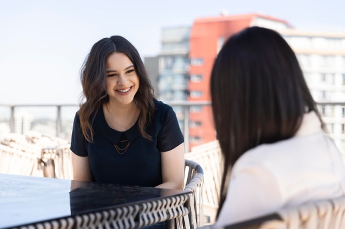 Mendengarkan secara aktif membantu memahami perspektif orang lain. Penelitian menunjukkan bahwa active listening mengurangi konflik dan meningkatkan kualitas komunikasi./ Foto: freepik.com