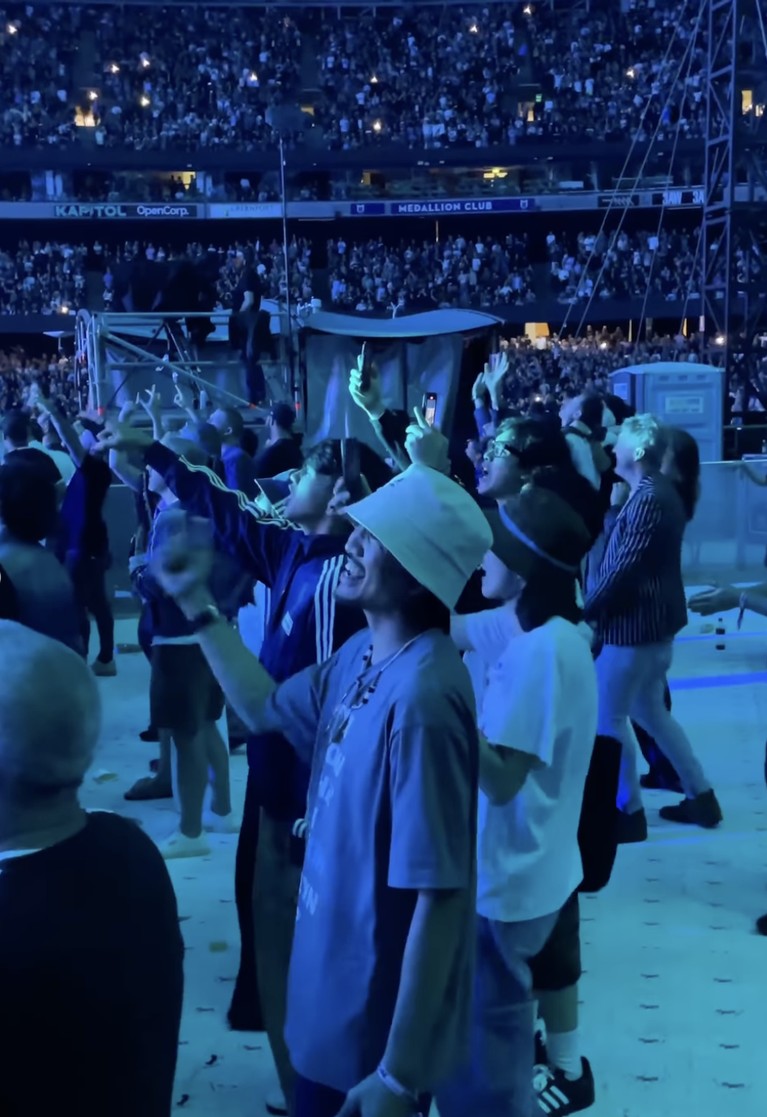 Duta Sheila On 7 kembali nonton Oasis bareng anak dan istri.