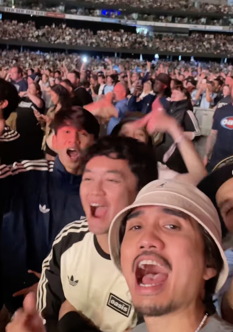 Duta Sheila On 7 kembali nonton Oasis bareng anak dan istri.