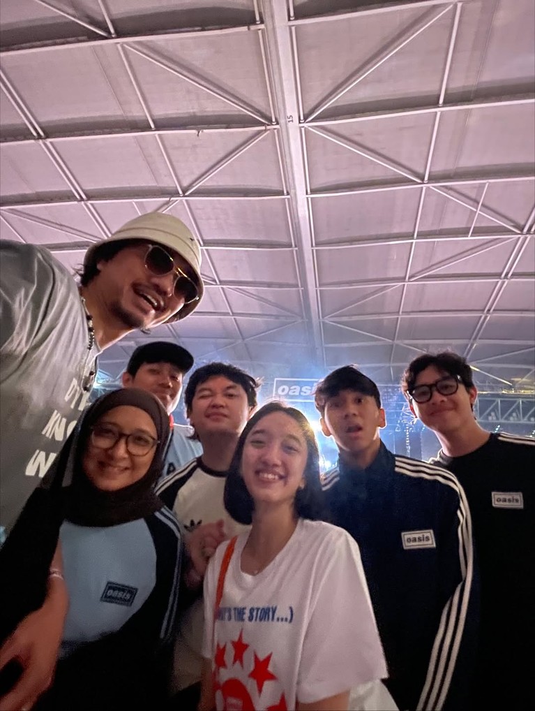 Duta Sheila On 7 kembali nonton Oasis bareng anak dan istri.