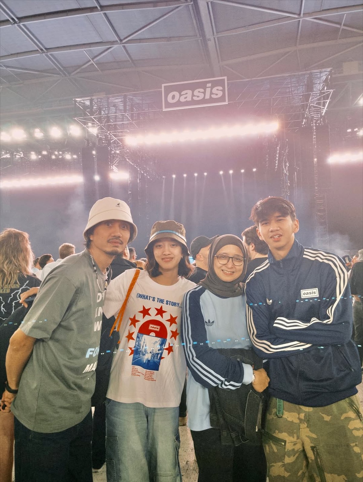 Duta Sheila On 7 kembali nonton Oasis bareng anak dan istri&period;
