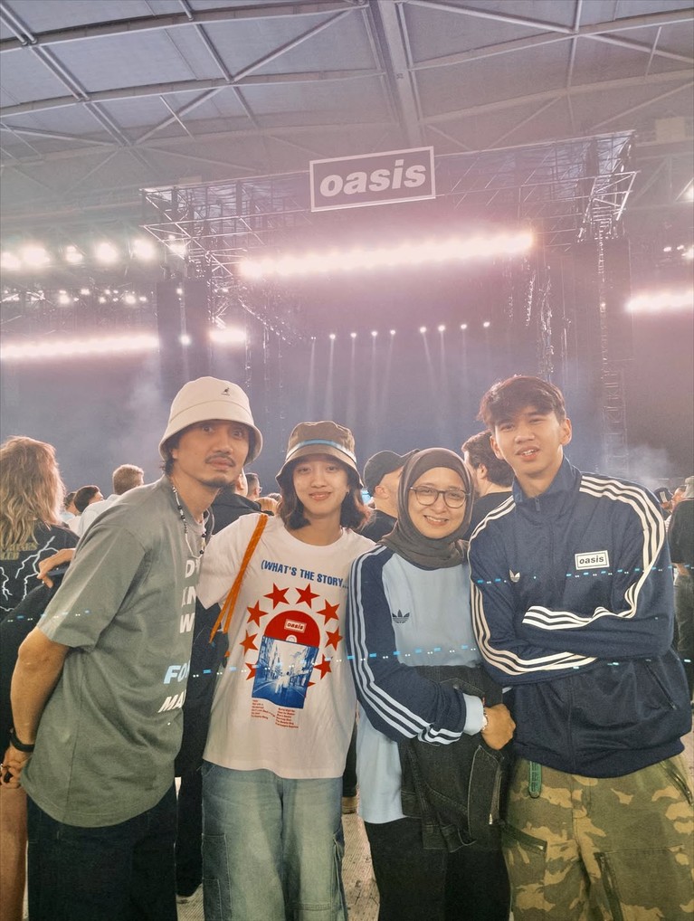 Duta Sheila On 7 kembali nonton Oasis bareng anak dan istri.