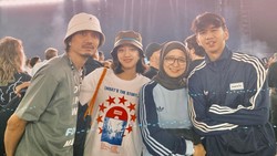 Keluarga Artis Goals! 7 Potret Duta Sheila On 7 Ajak Istri & Anak Nonton Konser Oasis