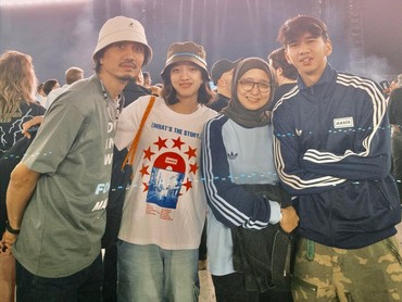 Keluarga Artis Goals! 7 Potret Duta Sheila On 7 Ajak Istri & Anak Nonton Konser Oasis
