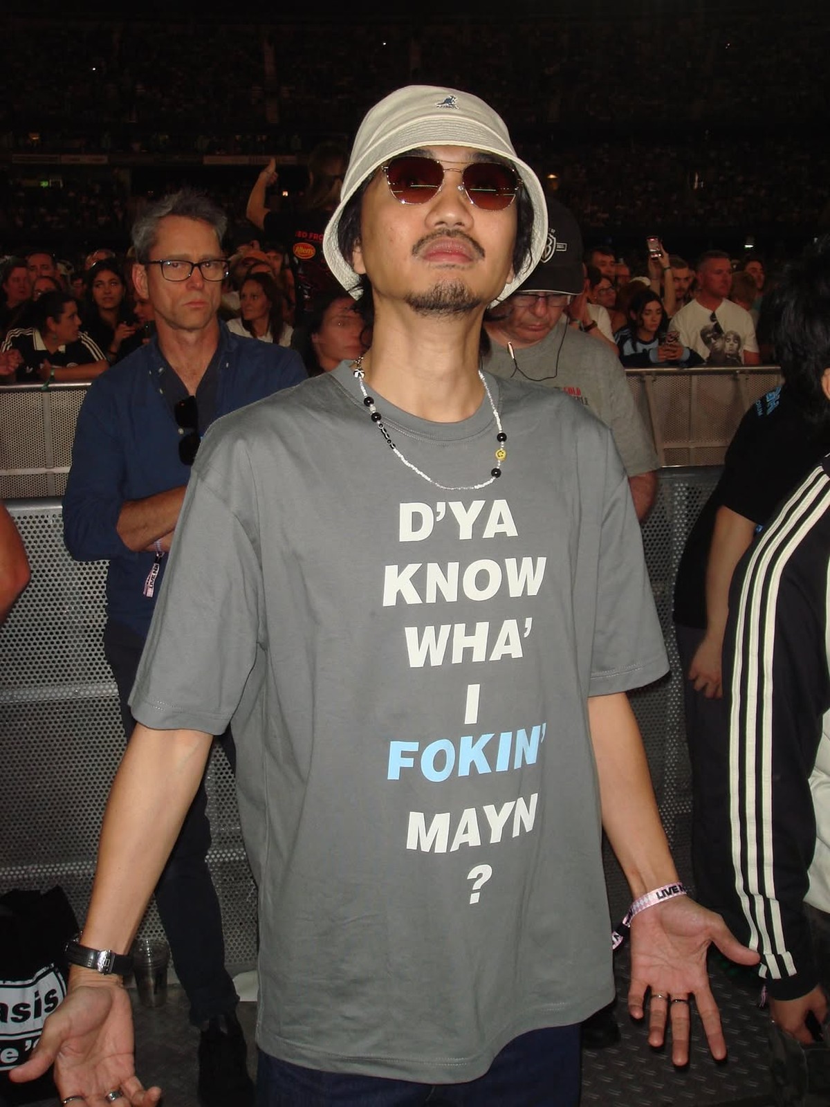 Duta Sheila On 7 kembali nonton Oasis bareng anak dan istri&period;