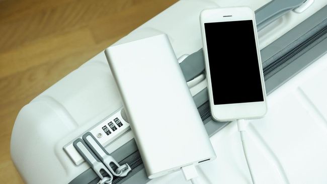 Ada aturan terkait membawa power bank ke dalam pesawat. Power bank harus dibawa ke kabin dan tidak boleh dimasukkan ke bagasi tercatat. Kenapa?