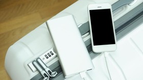 Ada aturan terkait membawa power bank ke dalam pesawat. Power bank harus dibawa ke kabin dan tidak boleh dimasukkan ke bagasi tercatat. Kenapa?