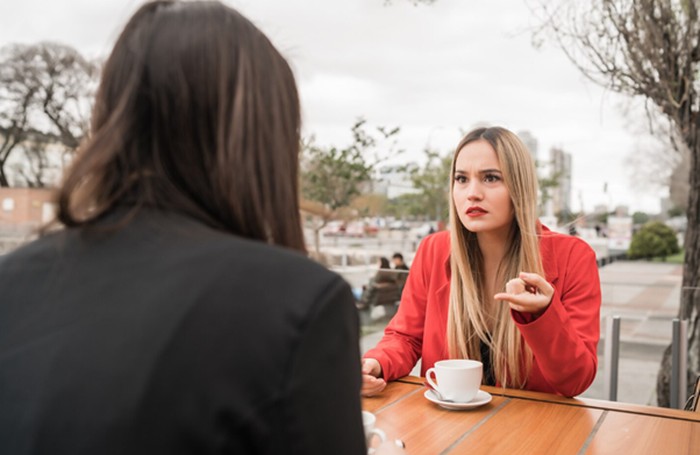 Jika hinaan datang dari orang yang tidak kamu kenali, Fisher menyarankan untuk menanyakan nama mereka dan minta ulangi hinaan tersebut.