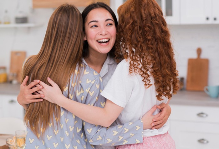 untuk menjadi orang baik, bersikap baiklah pada orang-orang di sekitarmu, tanpa terkecuali. Selain itu, jaga lisanmu untuk tidak mudah berteriak, menggoda, atau menghina orang lain.