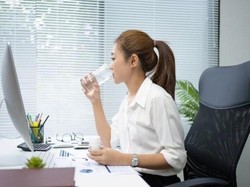 Pekerja Kantoran Harus Selektif Pilih Air Mineral saat Kerja? Ini Kata Dokter