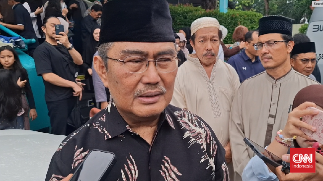 Ketua Komite Percepatan Reformasi Polri Jimly Asshiddiqie ikut menyalatkan jenazah mantan Ketua KPK Antasari Azhar.
