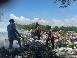 Warga Dengar Suara Ledakan, Gudang Peralatan Motor Terbakar Hebat