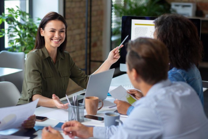 Komunikasi langsung meningkatkan rasa percaya diri dan mengurangi kecemasan. Studi menunjukkan bahwa komunikasi tegas berhubungan dengan kesehatan mental yang lebih baik./ Foto: freepik.com