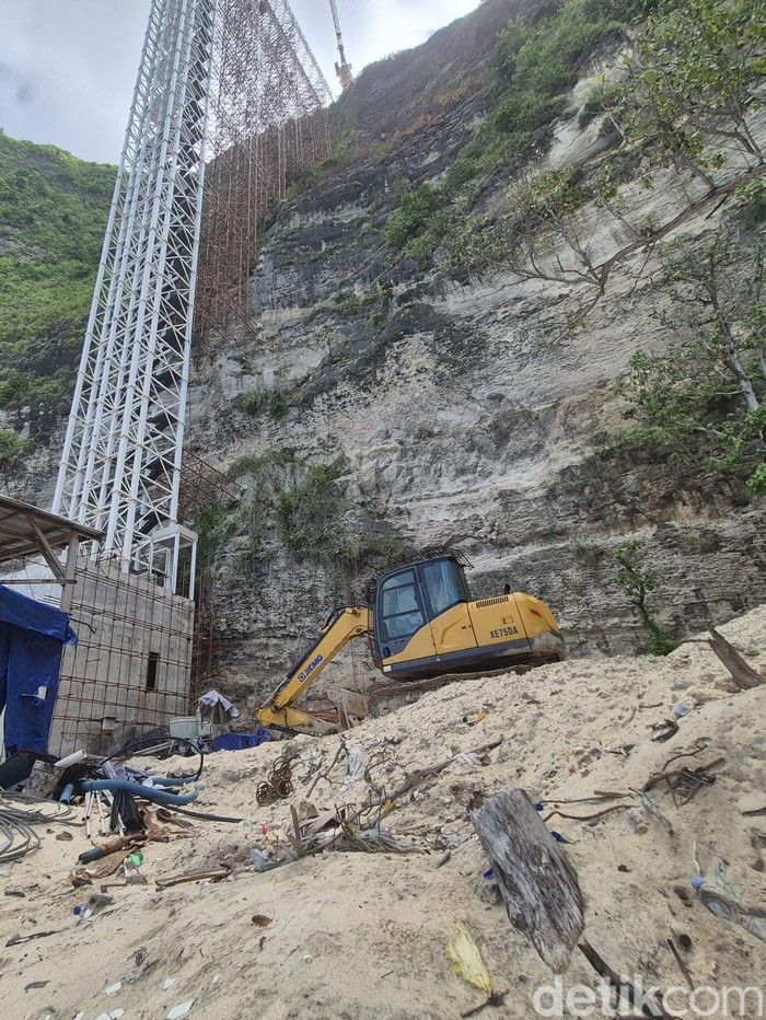 Kondisi terkini proyek lift kaca di Pantai Kelingking, Nusa Penida seusai disetop sementara.