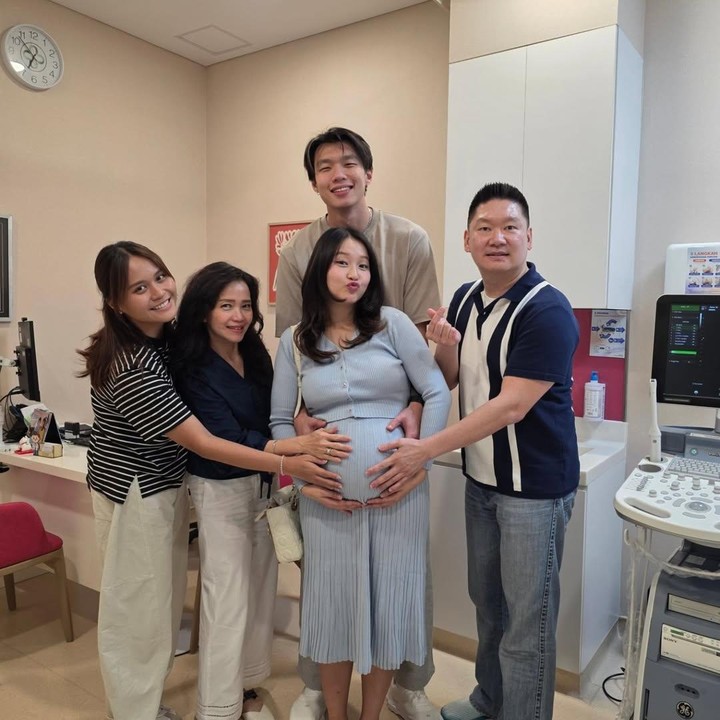 <p>Kehadiran cucu perempuan pertama di keluarga tampaknya menjadi kado terindah bagi ibunda Vior. Tak heran bila ia sudah tak sabar menanti kelahiran sang cucu. <br />"36 mg 3 h semoga semua di mudahkan dan dilancarkan. Amin," doa sang Bunda. Foto: instagram @vonny119🙏</p>