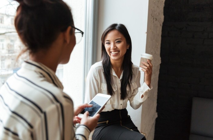 Arah kaki bisa menjadi tanda. Menunjukkan fokus penerimaan seseorang terhadap kehadiranmu./ Foto: freepik.com/drobotdean