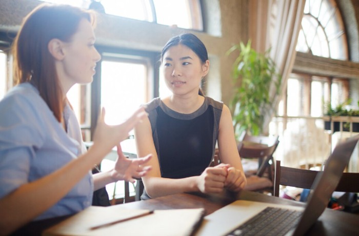 Mirroring adalah tanda keterhubungan emosional. Pelajari bagaimana gestur ini menunjukkan ketertarikan dan rasa nyaman./ Foto: freepik.com/pressfoto