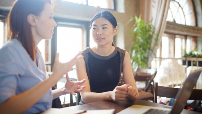 Mirroring adalah tanda keterhubungan emosional. Pelajari bagaimana gestur ini menunjukkan ketertarikan dan rasa nyaman./ Foto: freepik.com/pressfoto