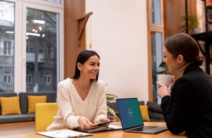 Anggukan berlebihan bisa menunjukkan kecemasan. Selain itu, bisa menjadi tanda kebutuhan untuk diterima./ Foto: freepik.com