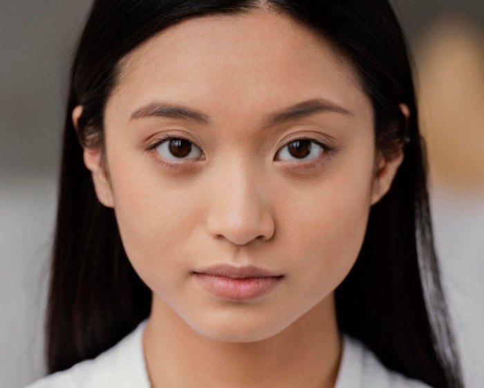 Kedipan mata dapat menunjukkan rasa gugup atau intensi seseorang. Tetapi tetap harus dianalisis bersama ekspresi lain./ Foto: freepik.com