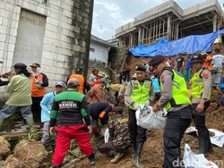 Polres Temanggung Bareng Warga Bersihkan Material Longsor di Bulu