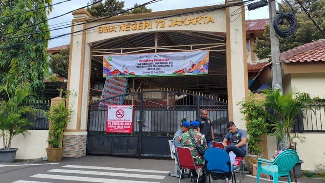 Gedung SMA 72 Kelapa Gading masih ditutup dan mendapat penjagaan pada Sabtu (8/11) pagi pasca-ledakan yang terjadi pada Jumat (7/11) siang.