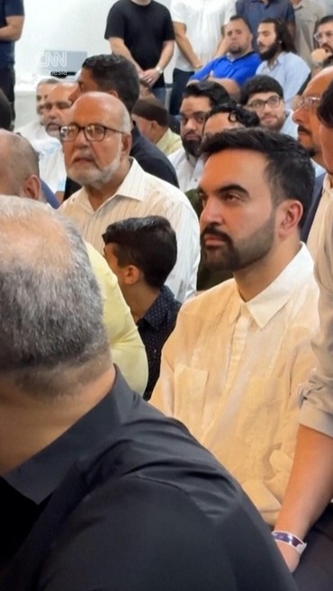 Momen Walkot Terpilih NYC Mamdani Salat Jumat & Ikut Bagikan Makanan