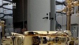 Toilet Emas 18 Karat Karya Maurizio Cattelan Akan Dilelang di New York