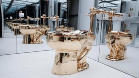 FOTO: Toilet Emas 18 Karat Dilelang, Dibuka dengan Harga Rp166 Miliar