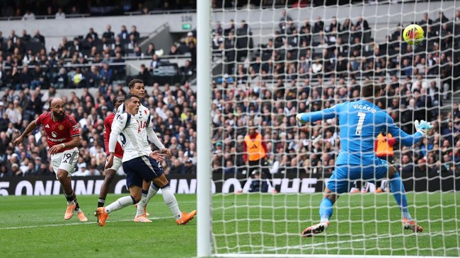 Manchester United akan mempertaruhkan rekor tiga kemenangan beruntun saat menghadapi Tottenham. Bisakah Spurs menghentikan kebangkitan MU di Liga Inggris?