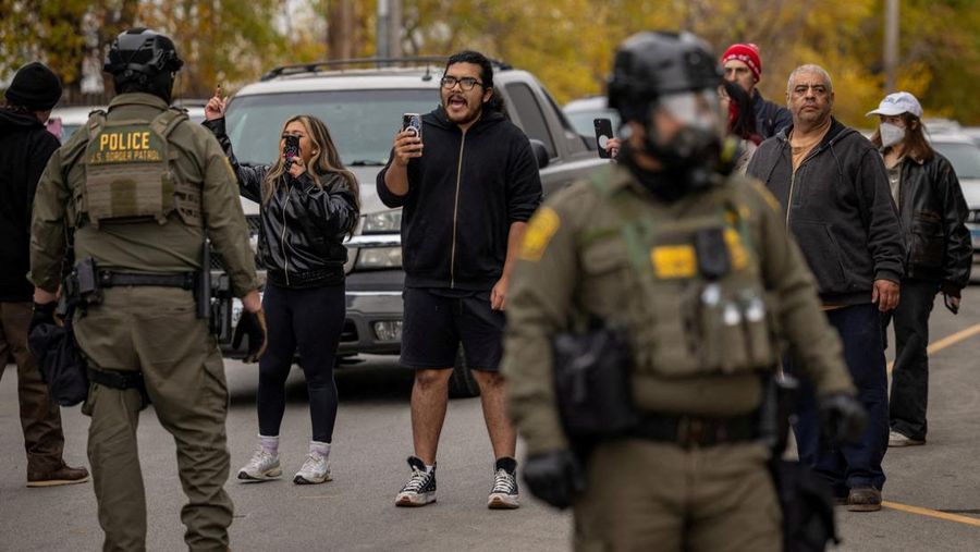 Agen federal menahan sejumlah orang dalam aksi demonstrasi di dekat  fasilitas imigrasi federal di Broadview, pinggiran Kota Chicago, Jumat (3/11/2025) waktu setempat. (REUTERS/Carlos Barria)