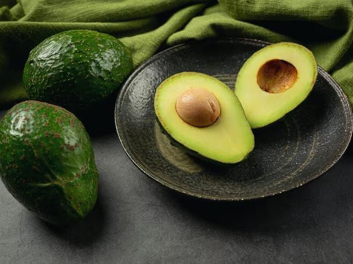Saat membeli alpukat yang belum matang sepenuhnya, kamu sebaiknya menyimpan alpukat di suhu ruangan.