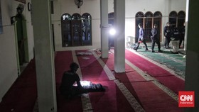 FOTO: Ledakan di SMA 72 hingga Dua Kepala Daerah Kena Cokok KPK