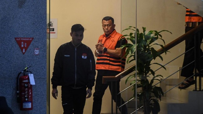 KPK menyita 3 mobil dari rumah Bupati Ponorogo Sugiri Sancoko terkait dugaan korupsi dan pencucian uang.