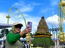 Gunungan Jabar Istimewa Jadi Buruan Emak-emak di WJF 2025