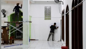FOTO: Masjid SMA 72 Direnovasi Usai Ledakan