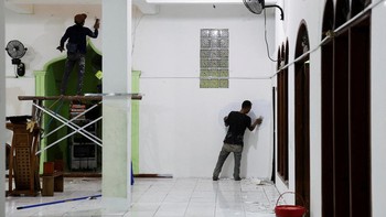 FOTO: Masjid SMA 72 Direnovasi Usai Ledakan